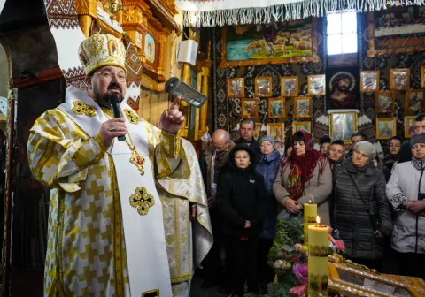 Парафіяни під час недільного богослужіння