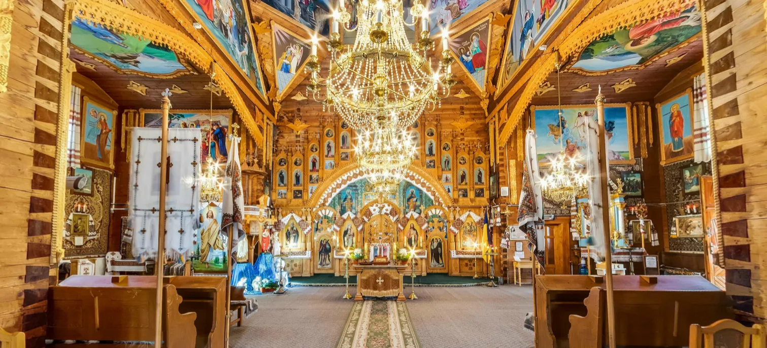 Інтер’єр храму під час богослужіння